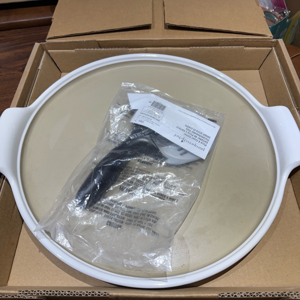 Pampered chef White stoneware pizza pan with pizza cutter set